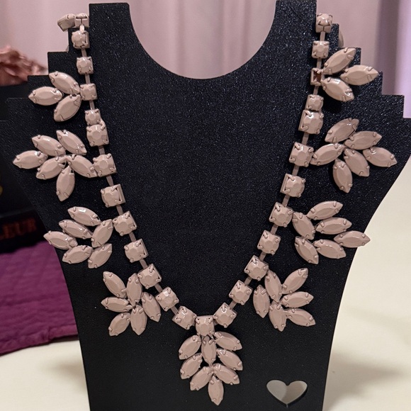 Jewelry - Chic Floral Statement Necklace